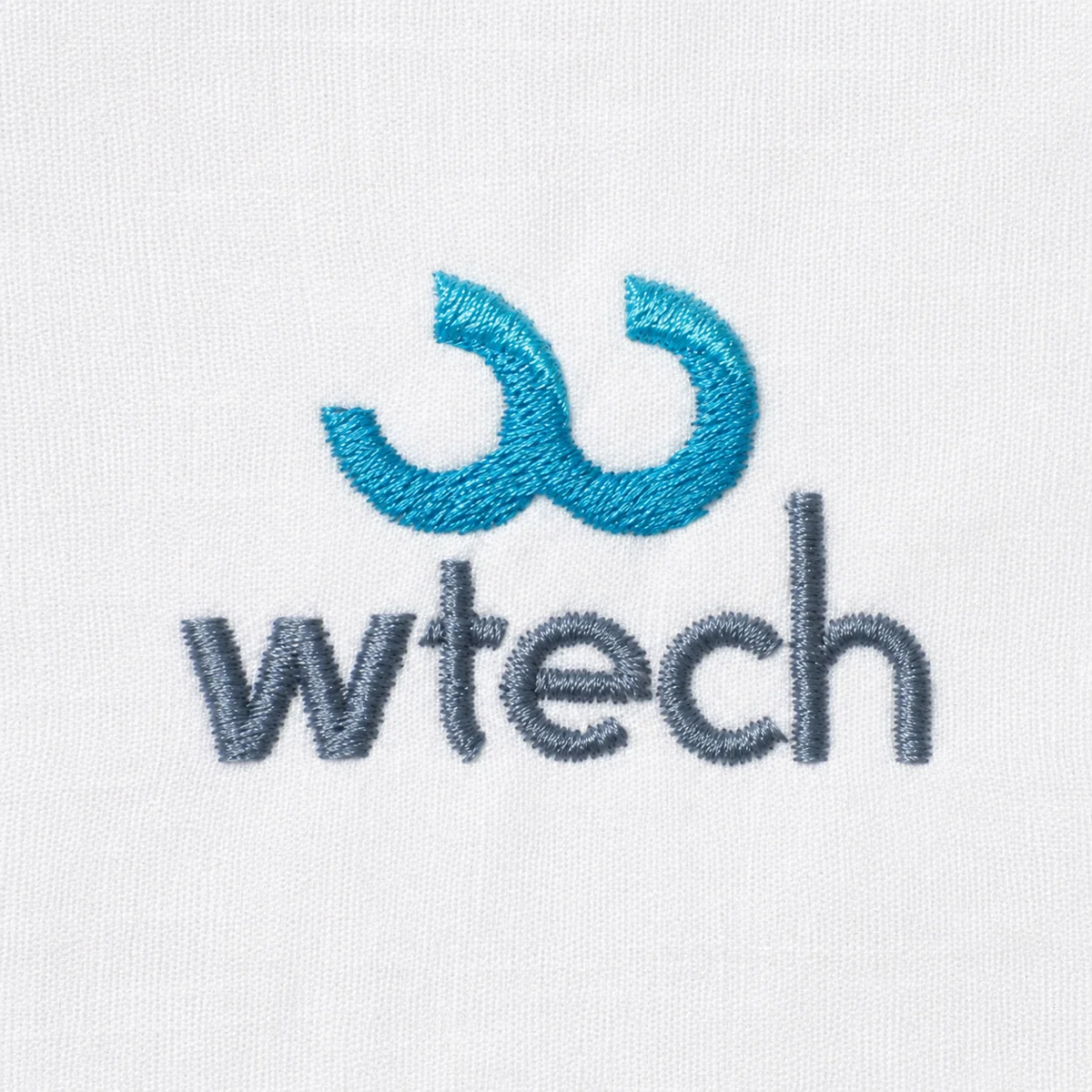 Bordado Wtech em tecido branco